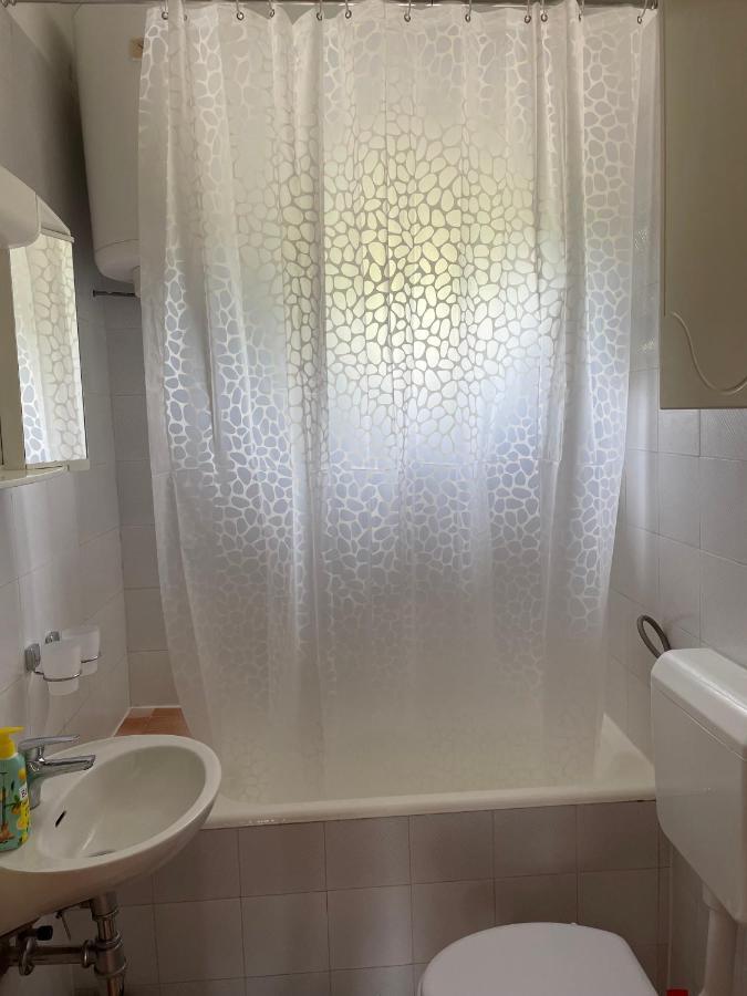 Apartman Emilija Vinišće Eksteriør bilde