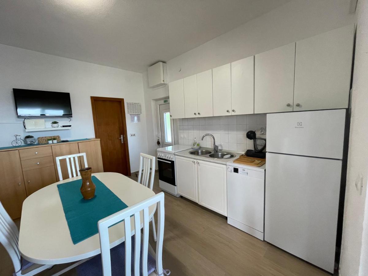 Apartman Emilija Vinišće Eksteriør bilde