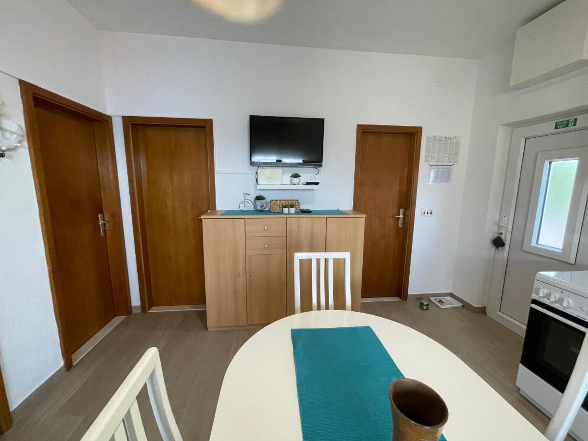 Apartman Emilija Vinišće Eksteriør bilde