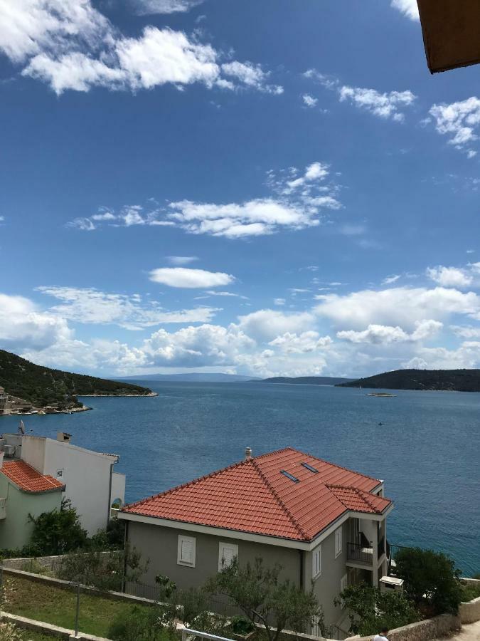 Apartman Emilija Vinišće Eksteriør bilde